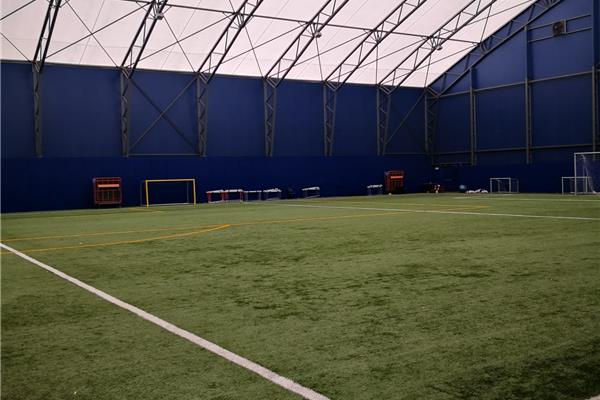 Rénovation terrain de football synthétique intérieur - Sportinfrabouw NV